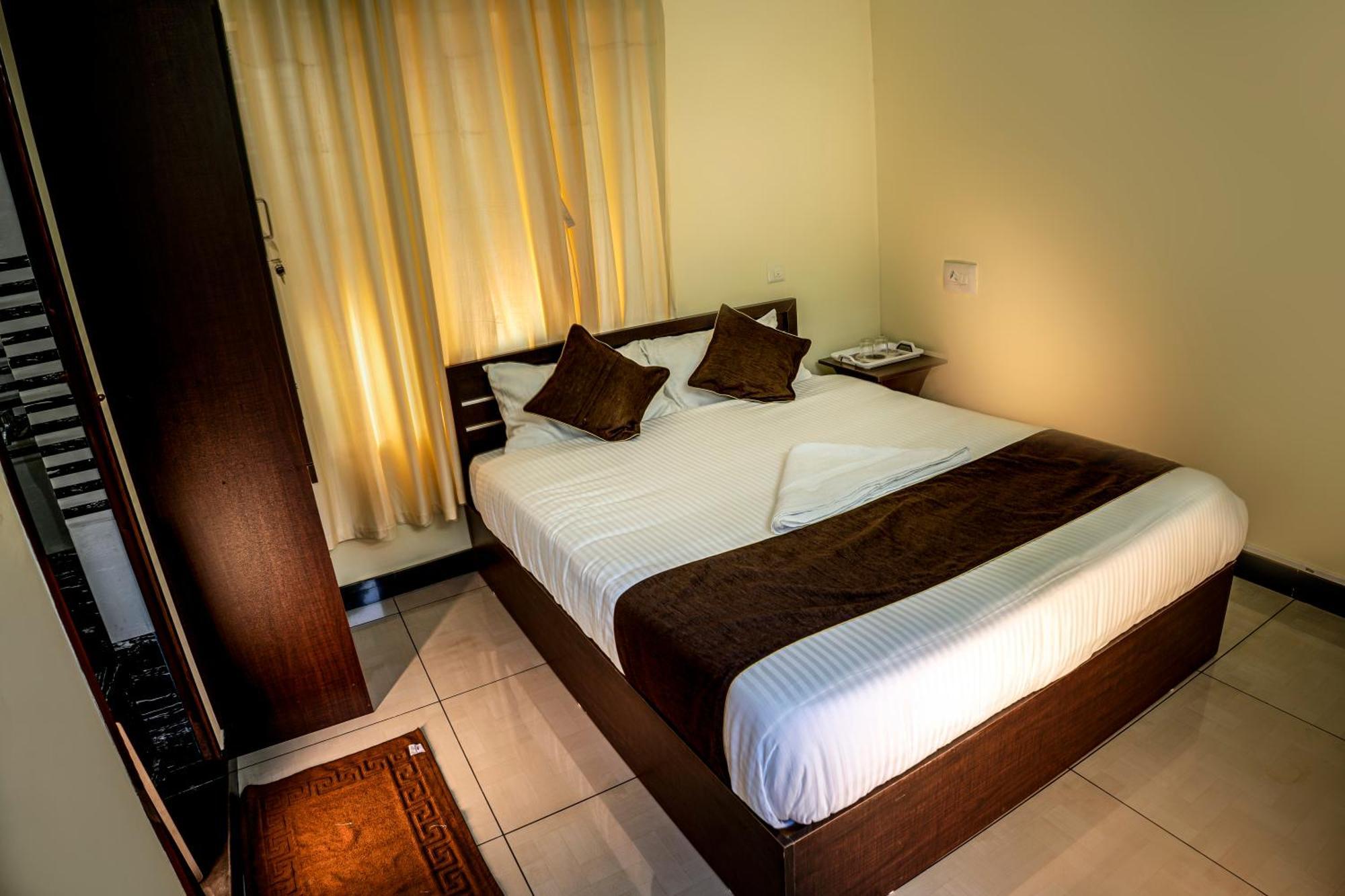 Akr Residency Hotel Kazhakuttam Exterior photo